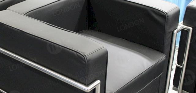 Furniture for Sporting Events https://d1hcs5uofxldvl.cloudfront.net/online-furniture-hire/article_additional/furniture-for-sporting-events5/furniture-for-sporting-events5-740x350.jpg - Complement your surroundings with a mixture of black and white sofas.